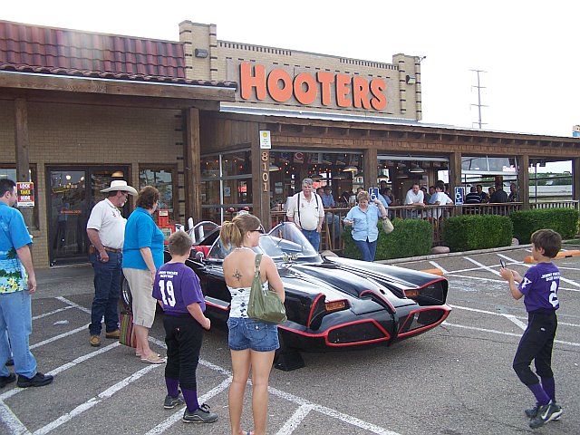 hooters3.jpg