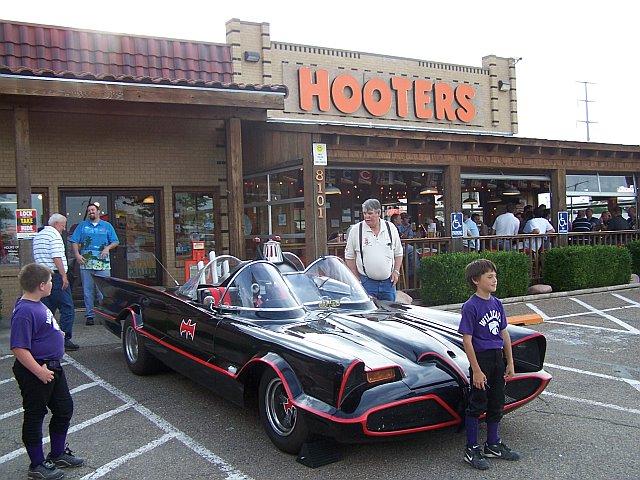 hooters4.jpg