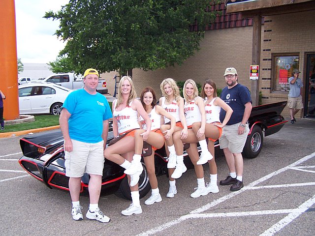 hooters7.jpg